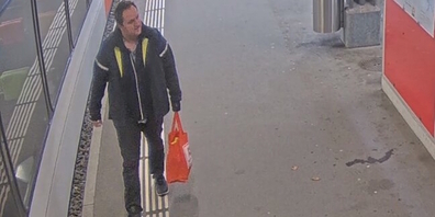 Andreas Portmann kurz vor seinem Verschwinden auf einem Bahnhof, mit schwarzer Jacke mit gelbem Innenfutter und Reflektorstreifen an den Armen.