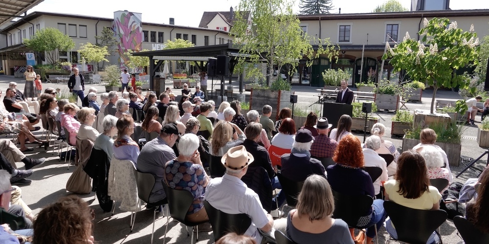 Die gut besuchte Vernissage der Ausstellung «WOHIN – WOHER – WOMIT» im Kunst(Zeug)Haus , Rapperswil-Jona