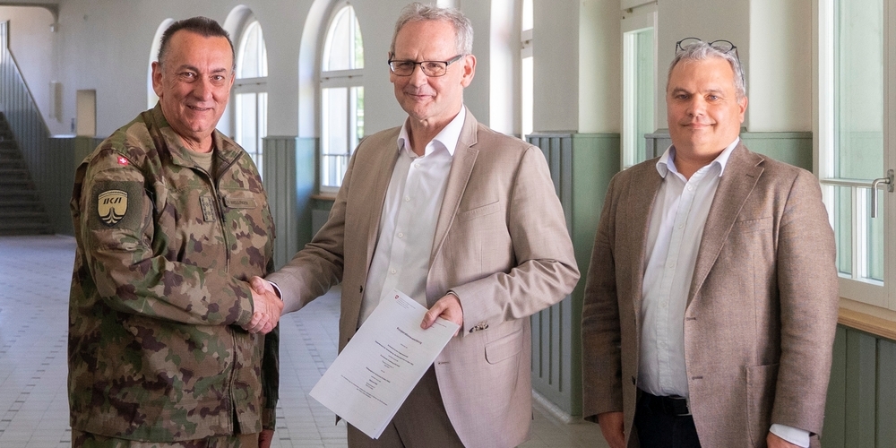 (v.l.) Divisionär René Wellinger, PHSG-Rektor Prof. Dr. Horst Biedermann und Prof. Dr. Nicolas Robin, Prorektor Ausbildung der PHSG, bei der Unterzeichnung der Kooperationsvereinbarung.