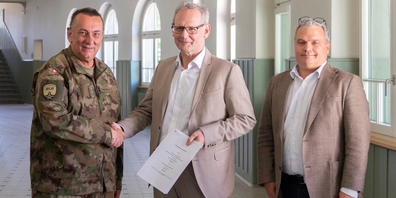 (v.l.) Divisionär René Wellinger, PHSG-Rektor Prof. Dr. Horst Biedermann und Prof. Dr. Nicolas Robin, Prorektor Ausbildung der PHSG, bei der Unterzeichnung der Kooperationsvereinbarung.