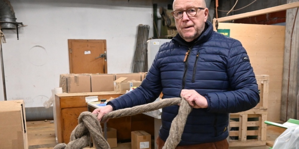 Niklaus Sägesser produziert in der Fisolan in Worb natürliche Dämmstoffe aus Schafwolle, wie den Fugenzopf. 