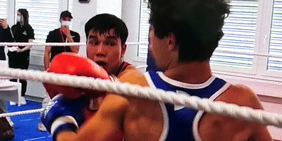 Azghar Ali Mohamadi (hinten) nimmt Mass für den nächsten Schlag