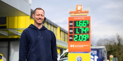 Michael Knobel, hier vor einer seiner Tankstellen in Füllinsdorf, senkt die Preise auch in Pfäffikon SZ.