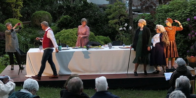 «Die Panne» wird auf einer Freilichtbühne im Diogenesgarten gespielt