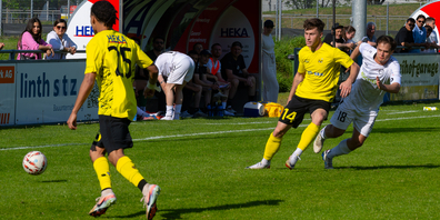 Zweikampf am Spielfeldrand: Joel Hobi behauptet den Ball, während ein Gegner energisch nachsetzt.