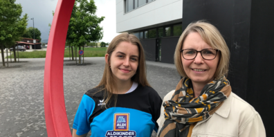 (von links): Leonie Kobelt (MS Sports Trainerin) und Elvira Büchel (Gemeinderätin und Jugendbeauftragte Oberriet) freuen sich vor dem Bildstöckli in Oberriet auf die «Sportskanonen».