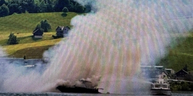 Beängstigende Bilder. Das Boot steht im Vollbrand.