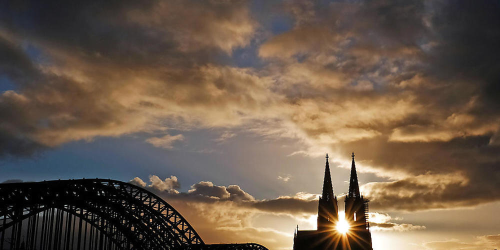 ARCHIV - Wolken ziehen während Sonnenuntergangs über den Kölner Dom hinweg. Papst Franziskus hat eine Überprüfung des Erzbistums Köln von Kardinal Woelki angeordnet. Foto: Oliver Berg/dpa