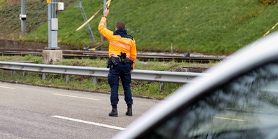 Die Kantonspolizei St.Gallen stoppte am Wochenende neun fahrunfähige, alkoholisierte oder zu schnell fahrende Autolenker/innen. (Symbolbild)