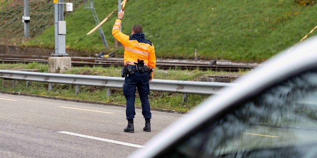 Die Kantonspolizei St.Gallen stoppte am Wochenende neun fahrunfähige, alkoholisierte oder zu schnell fahrende Autofahrer/innen. (Symbolbild)