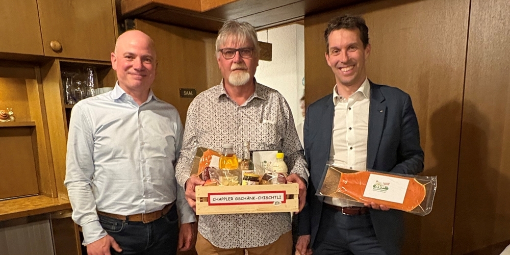 Cornel Blöchlinger, Präsident SVP Eschenbach; Sepp Mächler, verabschiedetes Vorstandsmitglied; Michael Götte, SVP Nationalrat und Referent (v.l.n.r.).