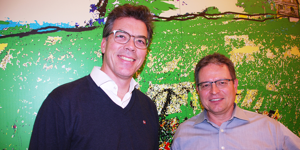 Vizepräsident Markus Bamert (l.) gratuliert Stefan Langenauer zur Wahl als neuer Präsident der CVP Wollerau .