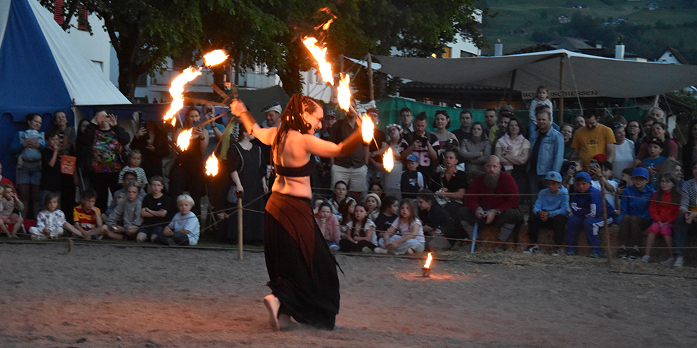 Die Show am Samstagabend zeigt einen spielerischen Umgang mit Feuer.