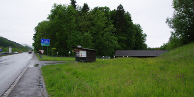 Zur Erschliessung des künftigen Werkhofs will die Gemeinde Freienbach dieses Stück Land im Pfäffiker Roggenacker kaufen. Erworben werden soll gleichzeitig der Hundeversäuberungsplatz im Hintergrund. Bild Daniel Koch 