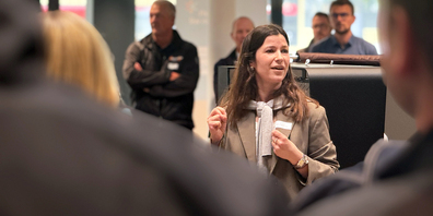 Michèle Jäger, Präsidentin der WRW Wirtschaftsregion Wil und Co-Geschäftsführerin der Camion Transport AG, begrüsst die Teilnehmenden beim «Lunch at Work» in der LIGA Lindengut-Garage AG.
