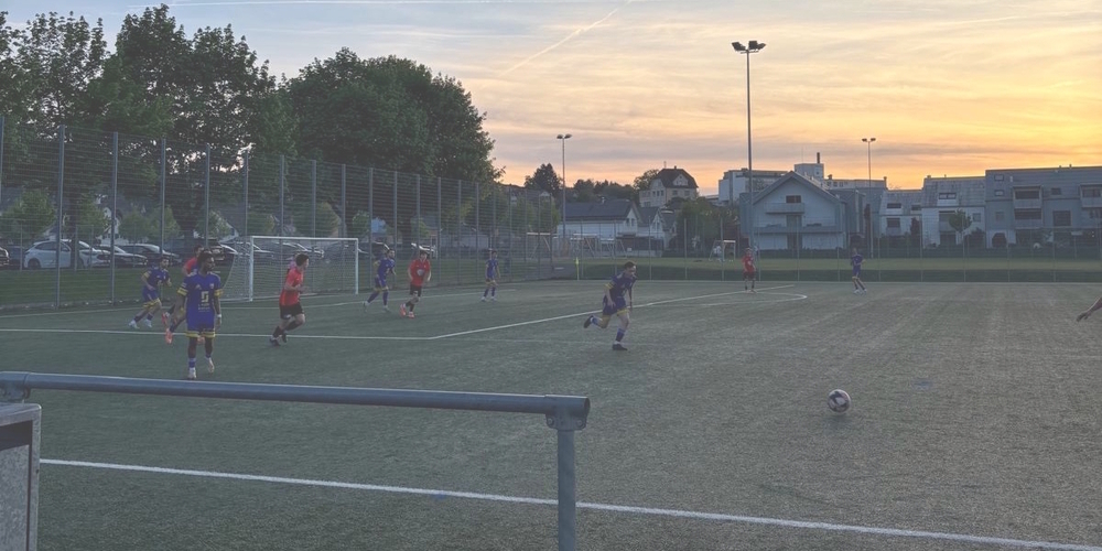 Im Auswärtsspiel gegen den FC Uzwil (blau) zeigte der FC Uznach (rot-schwarz) in den beiden Halbzeiten unterschiedliche Gesichter.