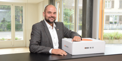 Der Tuggner Gemeindepräsident René Knobel in den Räumlichkeiten der Liegenschaft Schäfli, wo die Gemeinde künftig Postdienstleistungen anbieten will.