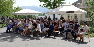 Grosses Interesse an der Vernissage des Stadt-Kunst:Garten in Uznach.
