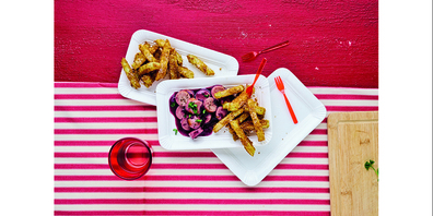 Herzhaftes Wohlfühlessen: Bratwürste mit Rotweinsauce und knusprigen Kohlrabi-Frites.