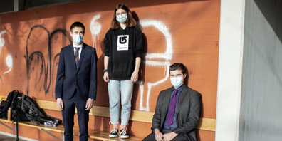 Die Maske gehört zum Alltag: Johannes Borer, Kajsa Rahm, Tobias Burkhardt (v. l.). 