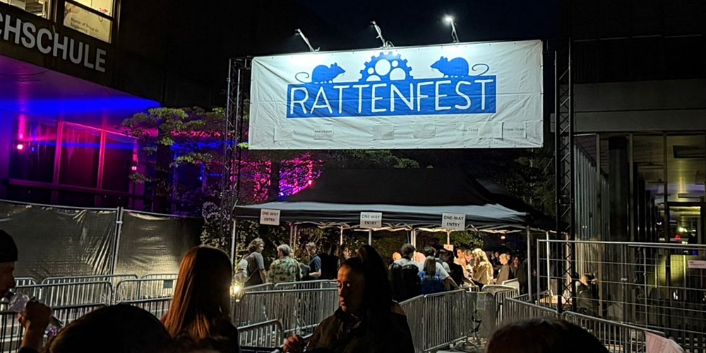 Besucher sammeln sich am Eingang des Rattenfests in Rapperswil-Jona und warten auf den Start in die Partynacht.