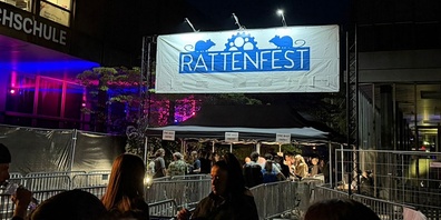 Besucher sammeln sich am Eingang des Rattenfests in Rapperswil-Jona und warten auf den Start in die Partynacht.