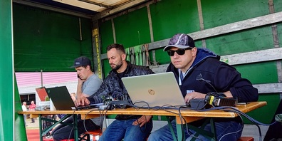 Jörg Aberhalden (rechts) und Gerry Süess (mitte) kommentieren im Live-Stream. Links im Bild Pascal Schönenberger, Medienchef des Toggenburger Schwingerverbands.