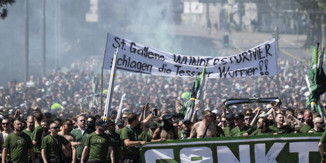 Fans des FC St. Gallen am 15. Mai 2022 auf dem Weg zum Cupfinal im Stadion Wankdorf in Bern. Das Spiel gewann der FC Lugano mit 4:1. (Archivbild)