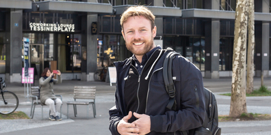 Peter Schiffhauer vor der Zürcher «Coworking Lounge», die er konzipiert hat. 
