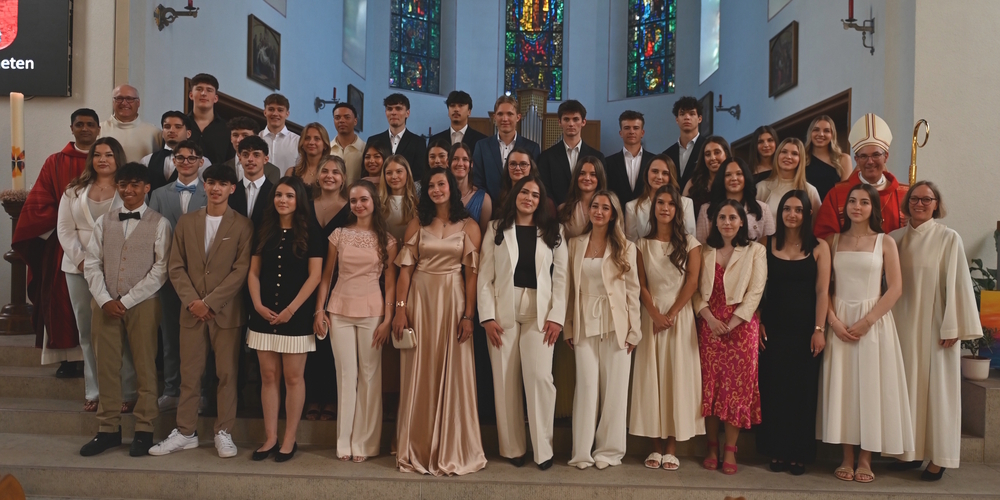 Gruppenbild der 42 Firmlinge mit dem St.Galler Bischof Beat Grögli in der Stadtkirche Uznach.