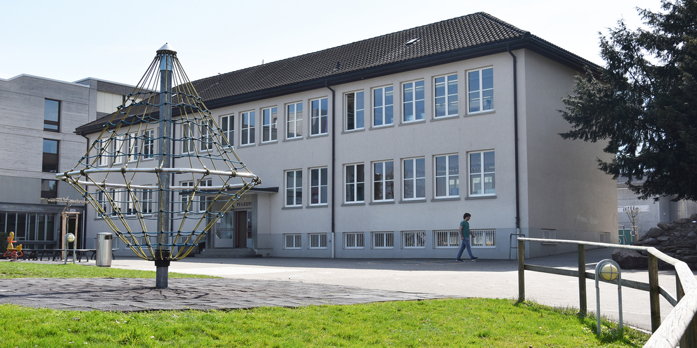 Das Schulhaus Pfarrwis von 1940 genügt den heutigen Raumbedürfnissen nicht mehr, weshalb es durch einen Neubau ersetzt werden soll.