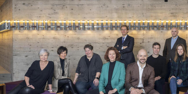 Konzert und Theater St.Gallen stellten das Programm für die nächste Spielzeit vor. Im Bild: Intendant Jan Henrik Bogen im braunen Anzug und das Team der Kulturinstitution im Foyer des Theaters St.Gallen.