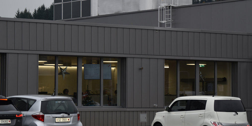 Wird vom Baudepartement als Beispiel des Kantons für den Einsatz erneuerbarer Energien bei kantonalen Gebäuden hervorgehoben: die Photovoltaikanlage auf dem Dach des Verkehrsamts in Pfäffikon. 