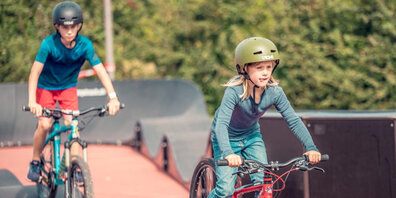 Pumptrackfahren fördert spielerisch Koordination, Gleichgewichtssinn und Timing im Abschätzen von Geschwindigkeit und Fahrtrichtung.
