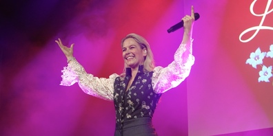Schlagerikone Linda Fäh feierte am Jubiläumsfest der Raiffeisenbank Benken ein Heimspiel. 