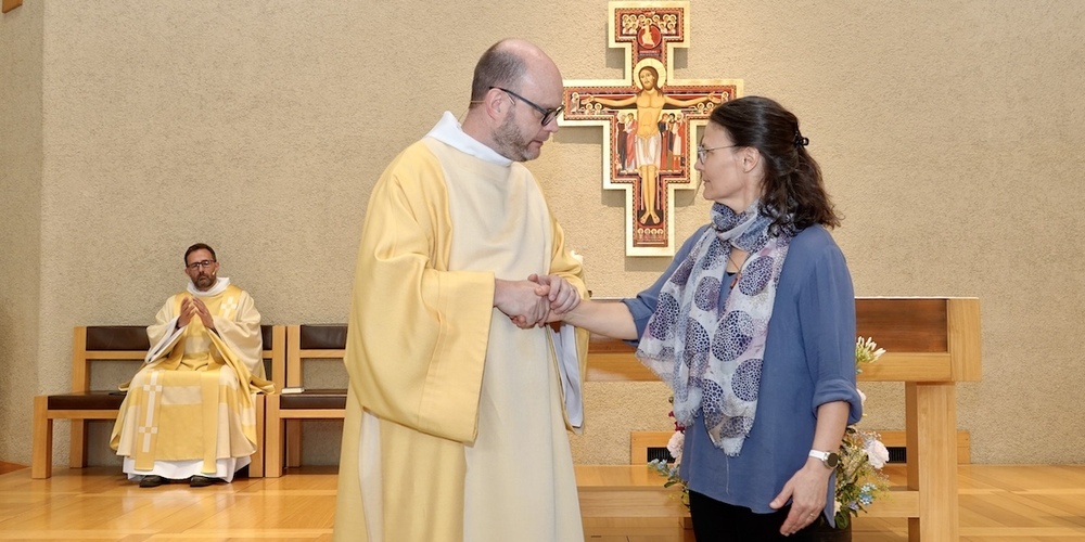 Zum Muttertag erhält das Team der Franziskus Kirche Kempraten Verstärkung: Kathrin Trüb wird von Robert Schätzle vorgestellt.