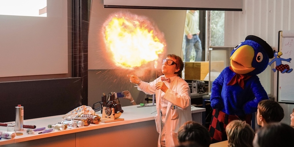 Die Globi-Energieshow mit Buchautor und Energieexperten Atlant Bieri lässt nicht nur Kinderaugen staunen.