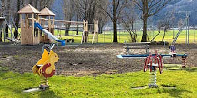 Lädt ein zu Spiel und Spass: der neu sanierte Spielplatz Forren in Schänis.