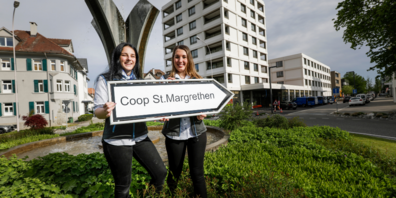 Die Spitze der Hinweistafel zeigt genau auf den Eingang des neuen Coop-Supermarkts: Geschäftsführerin Vanessa Sieber (l.) und Stellvertreterin Clarissa Wufka können es kaum erwarten, die Kundschaft im neuen Coop St.Margrethen zu empfangen.  (Für das Foto haben die beiden die Hygienemasken kurz abgenommen.)  