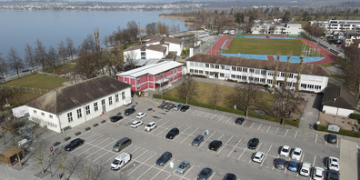 So präsentiert sich der Lachner Seeplatz heute. Künftig soll er autofrei werden sowie ein neues Bezirksschulhaus sowie eine Mehrzweckhalle beherbergen. Foto: Franz Feldmann