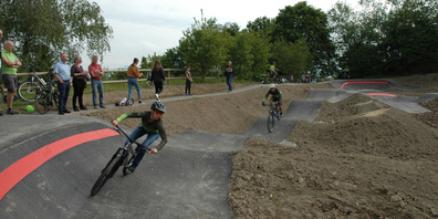 Test bestanden: Der Veloclub Pfäffikon drehte die ersten Runden auf dem neuen Pumptrack.