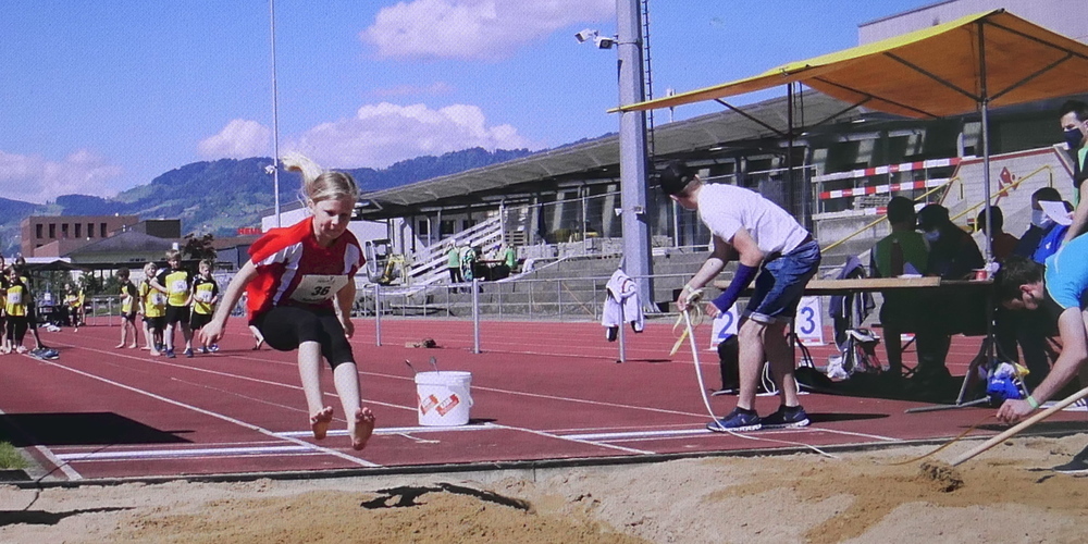 Endlich wieder Wettkampf! Wie hier beim Weitsprung.