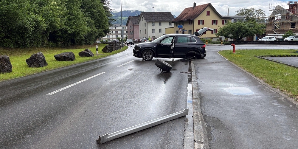 Der fahrunfähige 86-jährige Autolenker nickte laut eigenen Angaben ein, kam auf die Gegenfahrbahn und kollidierte seitlich mit einem anderen Auto.