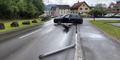 Der fahrunfähige 86-jährige Autolenker nickte laut eigenen Angaben ein, kam auf die Gegenfahrbahn und kollidierte seitlich mit einem anderen Auto.