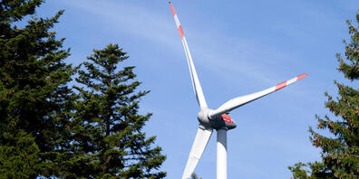 St.Galler Gemeinden sollen Mindestabstände von Windrädern zu Siedlungen in Baureglemente aufnehmen können, fordert die SVP. (Symbolbild)