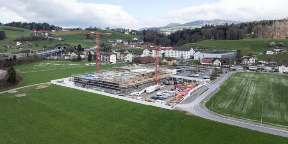 In Uznach harzen diverse Bauprojekte - so auch im Industriequartier, wo ein McDonald's entstehen soll.