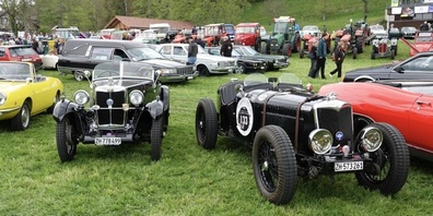 Nostalgische Fahrzeuge, Teilemarkt und Benzingespräche prägen das Oldtimertreffen beim Hasenstrick in Dürnten.