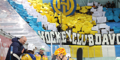 Trainer Christian Wohlwend klatscht mit Thierry Bader (Davos) ab vor den HCD Fans im Spiel der National League zwischen den SC Rapperswil-Jona Lakers und dem HC Davos, am Samstag, 23. November 2019, in der St. Galler Kantonalbank Arena Rapperswil-Jona. (Foto: Thomas Oswald)