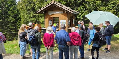 Besichtigung der Bienenbelegstation Bogmen oberhalb Rufis im Rahmen der Linth-Tour, wo eine seltene einheimische Biene gezüchtet wird