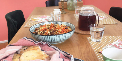 Das afghanische Nationalgericht «Kabouli Palau», Fladenbrot und Chai Tee konnten mit der Essbox der Afghanistanhilfe nachgekocht werden. 